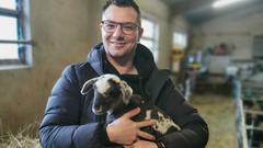 Oliver Buchholz mit Osterlamm (Foto: Oliver Buchholz)