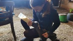 Hanna Folz füttert ein Lamm (Foto: Oliver Buchholz)