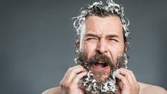 Ein Mann mit Bart wäscht sich (Foto: Imago/Photocase)