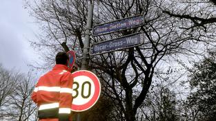 Arbeiter tauscht Straßenschilder aus (Foto: SR 1/Carl Rolshoven)