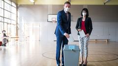 Ministerpräsident Tobias Hans (CDU) gibt in einem Wahllokal gemeinsam mit seiner Frau Tanja seine Stimme für die Landtagswahl im Saarland ab. (Foto: picture alliance/dpa | Oliver Dietze)
