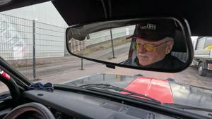 Hartmut Schöffler im Rückspiegel am Steuer seines Opels (Foto: SR/Stefan Hauch)