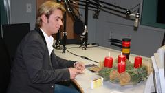 Florian Silbereisen zu Gast bei SR 3 - er zündet die Kerze für den dritten Advent an. (Foto: SR)