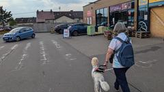 Helene und Nema auf dem Weg in den Supermarkt (Foto: SR/Christoph Borgans)