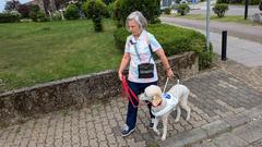 Helene unterwegs mit ihrer Blindenführhündin Nema (Foto: SR/Christoph Borgans)