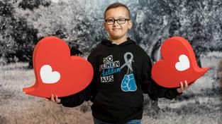 Der 14-jährige Luca hält zwei "Herzenssache"-Herzen in den Händen - auch er profitiert von der Aktion Herzenssache (Foto: Herzenssache/Dirk Guldner)