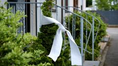 Reste der Hexennacht. Toilettenpapier vor einem Haus (Foto: Sebastian Knöbber)