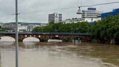 Überflutete Stadtautobahn in der Saarbrücker Innenstadt - Blick auf die alte Brücke (Foto: SR / Fritzi Brandt)