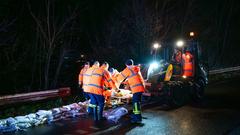 Helfen legen Sandsäcke ans Ufer der Prims in Nalbach (Foto: BeckerBredel)