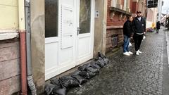 Sandsäcke schützen einen Hauseingang in Ottweiler (Foto: SR/Max Zettler)