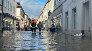 In der Innenstadt von Blieskastel drückt sich das Wasser inzwischen durch die Kanalisation.  (Foto: Florian Possinger/SR)