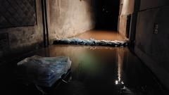 Hochwasser zwischen zwei Häusern. (Foto: Feuerwehr St. Wendel/Tobias Horras)