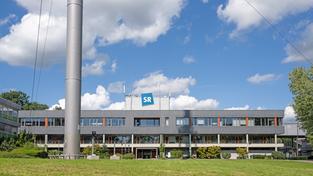 Das Hörfunk-Gebäude des SR mit dem Funkmast im Vordergrund (Foto: SR / Pasquale D’Angiolillo)