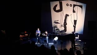 Bei der Aufführung des Live-Hörspiels "Wenn die Welle kommt" in der Alten Feuerwache Saarbrücken (Foto: Lena Schmidtke)