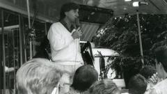 SR-Moderator Jan Hofer moderiert das Schülerferienfest 1985 (Foto: SR/G. Klahm)