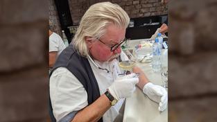 Weinsommelier Horst Kissel bei der Honig-Prüfung  (Foto: SR/Christoph Borgans)