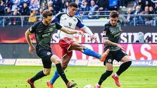 Die SVE-Spieler Florian le Joncour und Hugo Vandermersch im Zweikampf mit Ransford-Yeboah Koenigsdoerffer vom HSV (Foto: IMAGO / Eibner)