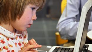 Kind sitzt an einem Laptop (Foto: dpa)