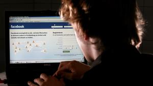 Ein junger Mann surft auf der Webseite des Online-Netzwerkes Facebook (Foto: dpa)