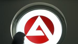Fenster mit dem Logo der Agentur für Arbeit (Foto: dpa)