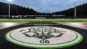 Blick in das Stadion des FC Homburg mit dem Logo des Vereins. (Foto: IMAGO / Jan Huebner)
