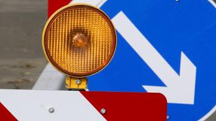 Warnlicht an der Absperrung einer Baustelle auf der Autobahn (Foto: IMAGO / Friedrich Stark)