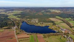 Der Losheimer Stausee aus der Luft (Foto: IMAGO/Hans Blossey)