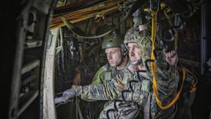 Fallschirmspringer der Bundeswehr üben am Flughafen Saarbrücken Ensheim. (Foto: IMAGO / BeckerBredel)
