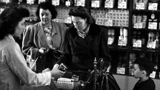 Frauen beim Einkauf in einem Geschäft 1949 (Foto: IMAGO / United Archives International)