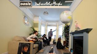 Fans rekreieren das Platten-Cover des ersten Oasis-Albums „Definitely Maybe“ (Foto: IMAGO / ZUMA Press)