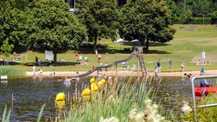 Badegäste am und im Losheimer Stausee (Foto: IMAGO / BeckerBredel)