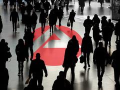 Logo der Bundesagentur für Arbeit mit Menschenmenge (Foto: IMAGO / Ralph Peters)