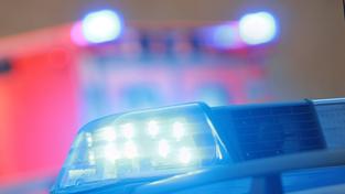 Symbolbild: Einsatzwagen der Polizei mit eingeschaltetem Blaulicht und Rettungswagen im Hintergrund (Foto: IMAGO / Ralph Peters)