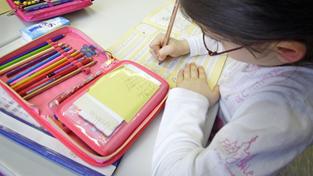 Schülerin in einer Montessori-Grundschule (Foto: IMAGO / photothek / Liesa Johannssen)
