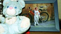 Das Bild zeigt den Lieblingsbären (Glücksbärchi) des verschwundenen Pascal Zimmer aus Saarbrücken und eine ältere Fotografie.  (Foto: Imago/BeckerBredel)