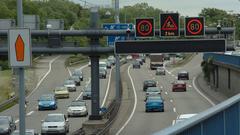 Verkehrsleitsystem über der Stadtautobahn (2004) (Foto: Imago/BeckerBedel)