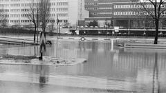 Jahrhunderhochwasser in Saarbrücken 1993, Autobahn unter Wasser (Foto: Imago/BeckerBedel)