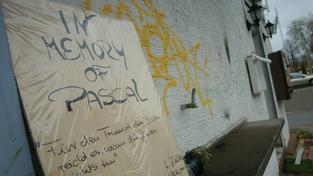 Ein Schild erinnert an den verschwundenen Pascal.  (Foto: Imago/BeckerBredel)