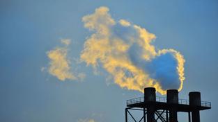 Rauch aus den Schornsteinen der Saarstahl AG in der Abendsonne (Foto: IMAGO / BeckerBredel)
