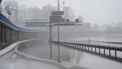 Hochwasser und Neuschnee auf der Autobahn, 2010 (Foto: Imago/BeckerBedel)