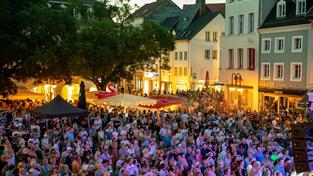 Menschen feiern ausgeslassen auf dem St. Johanner Markt während des Altstadtfestes (Foto: IMAGO / Becker&Bredel)