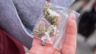 Tütchen mit Cannabis  (Foto: IMAGO / Christian Spicker)