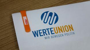 An einem Papier der „Werteunion“ steckt ein Kugelschreiber mit CDU-Logo (Foto: IMAGO / Steinach)