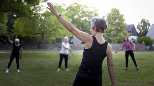 Eine ehrenamtliche Trainerin leitet eine Gymnastikgruppe für Frauen (Foto: IMAGO / photothek)
