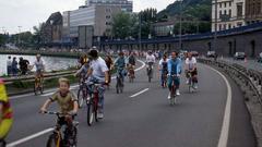 Fahrraddemo auf der Stadtautobahn in den 1990er Jahren (Foto: Imago/BeckerBedel)