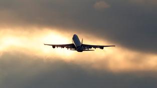 Eine Boeing 747 am Himmel (Foto: IMAGO / Jochen Eckel)