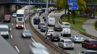 Verkehr und Stau auf der Stadtautobahn in Saarbrücken (Foto: Imago/BeckerBredel)