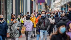 Passanten mit Schutzmasken gehen in der Fußgaengerzone (Foto: IMAGO / Rupert Oberhäuser)