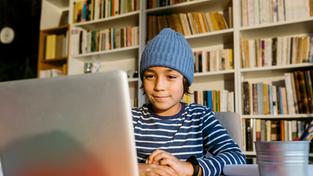 Ein Junge sitzt zuhause am Laptop. (Foto: Imago Images/Westend61)