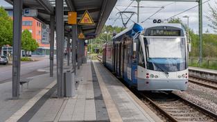 Ein Zug der Saarbahn an einer Haltestelle (Foto: Imago/BeckerBredel)
